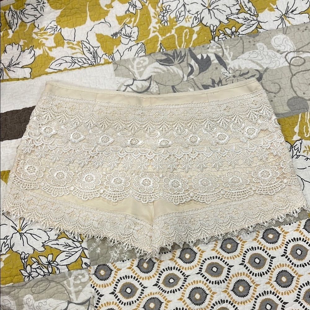 Sans Souci Cream Lace Shorts - Picture 5 of 11